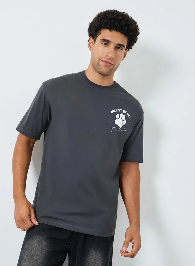 ستايلي تيشيرت بمقاس كبير بطبعة جرافيك